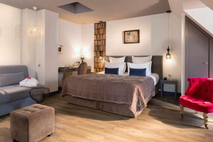 Boutique hotel with rooftop pool in Paris for couples