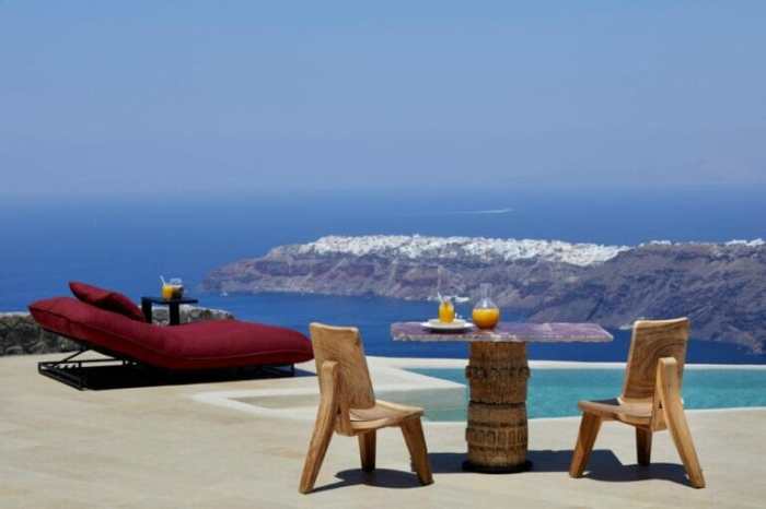 Romantic getaway hotel in Santorini with caldera view