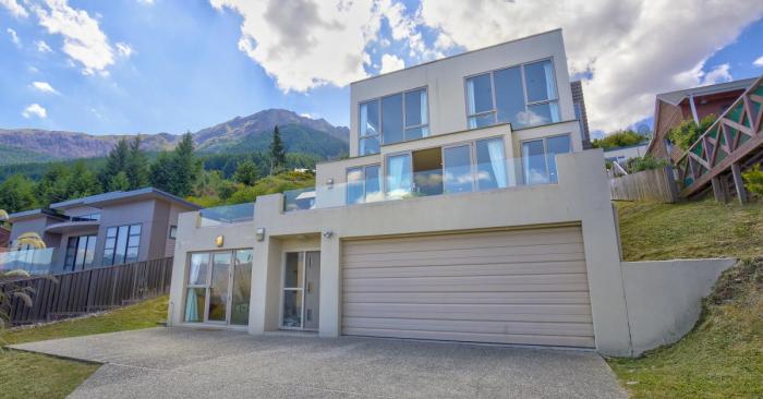 Mountain lodge in Queenstown with lake view
