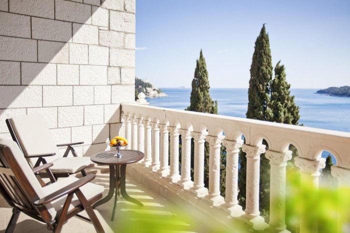 Boutique hotel in Dubrovnik with sea walls view