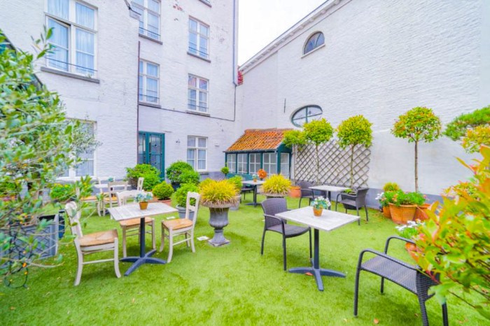 Boutique hotel in Bruges with canal view