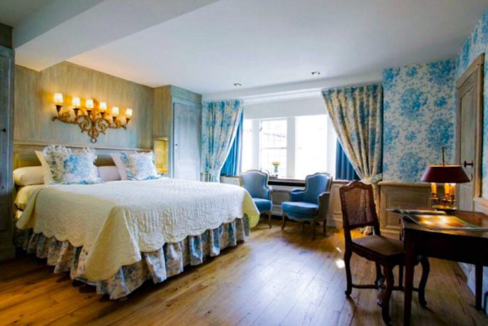 Boutique hotel in Bruges with canal view